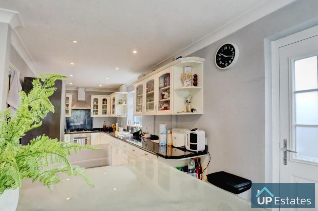 KITCHEN/BREAKFAST ROOM