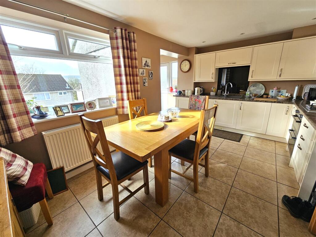 Kitchen Diner (2).jpg