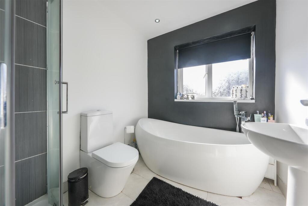 FAMILY BATHROOM/W.C.