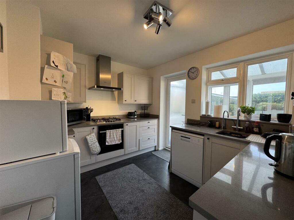 RECENTLY FITTED KITCHEN