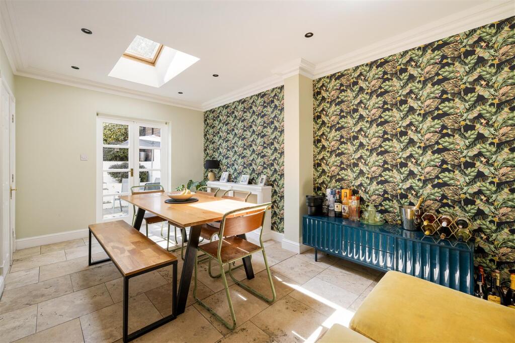 St. Albans Crescent, IG8