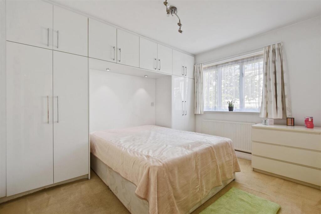 06-8f2eGCWT - 37 Sheffield Terrace - Bedroom -Orig