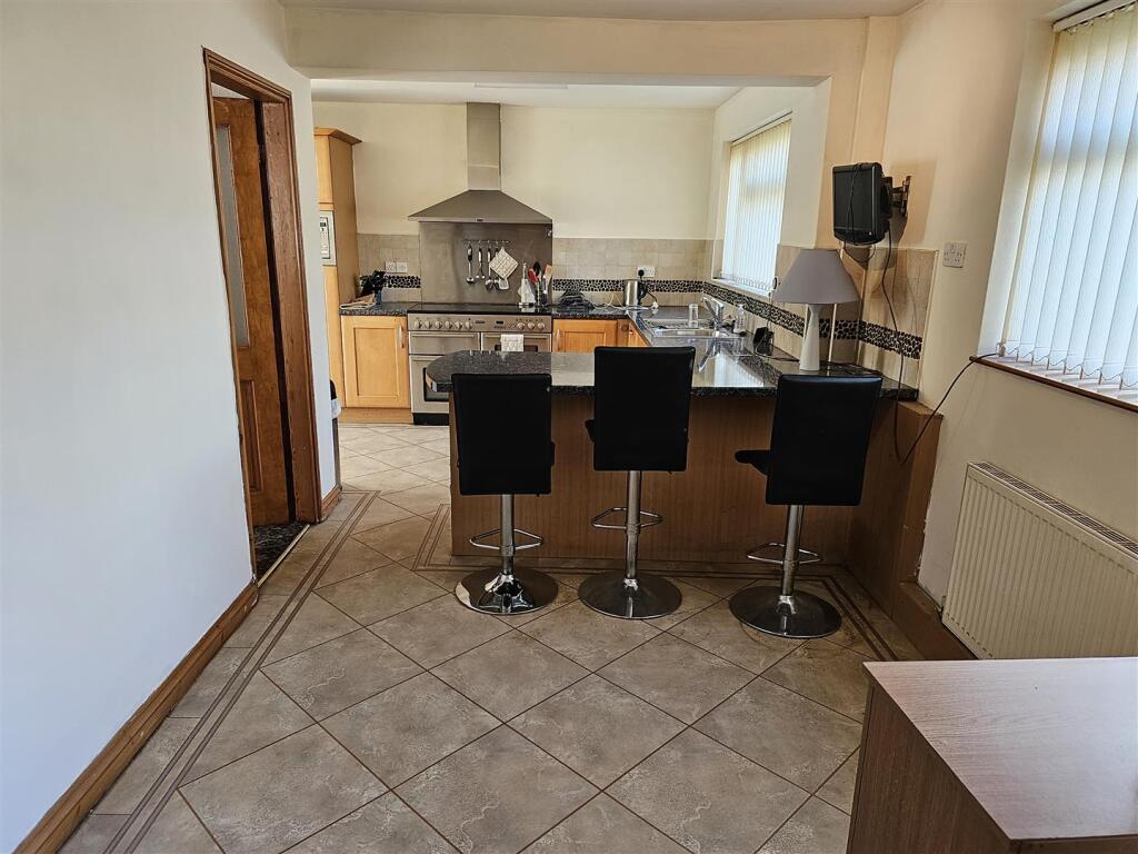 KITCHEN FULL.jpg