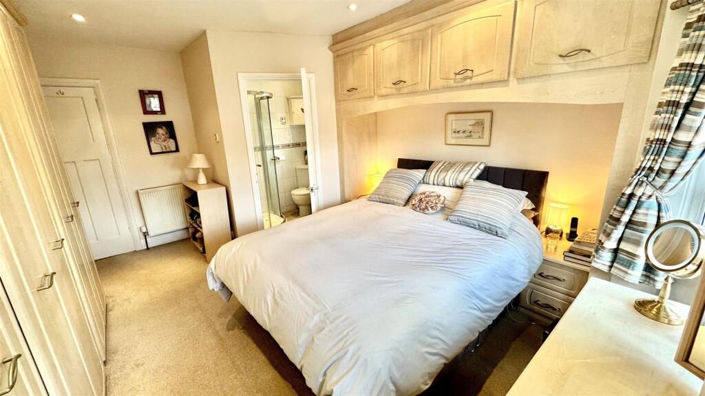 The Warren bedroom 2.jpg