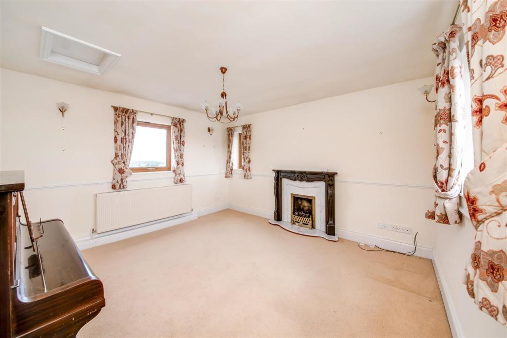 SNUG/DINING ROOM