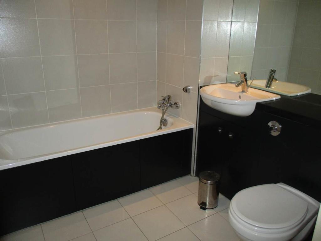 Main bathroom.JPG