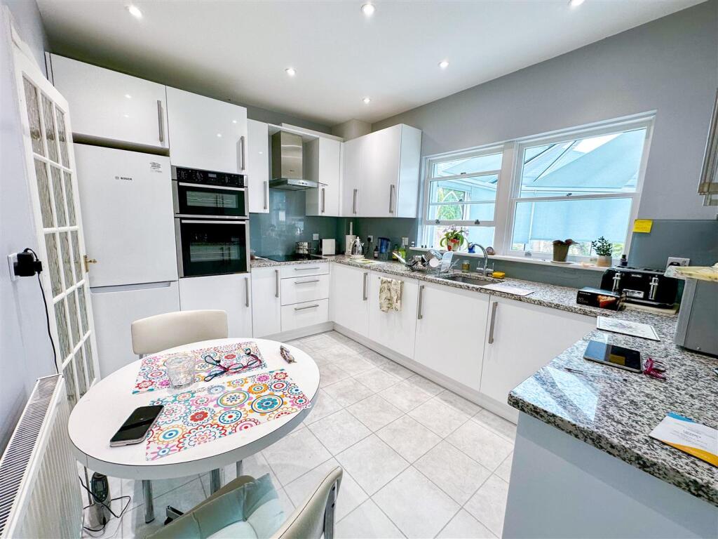 2 Rawlins Close, N3 (7).jpg