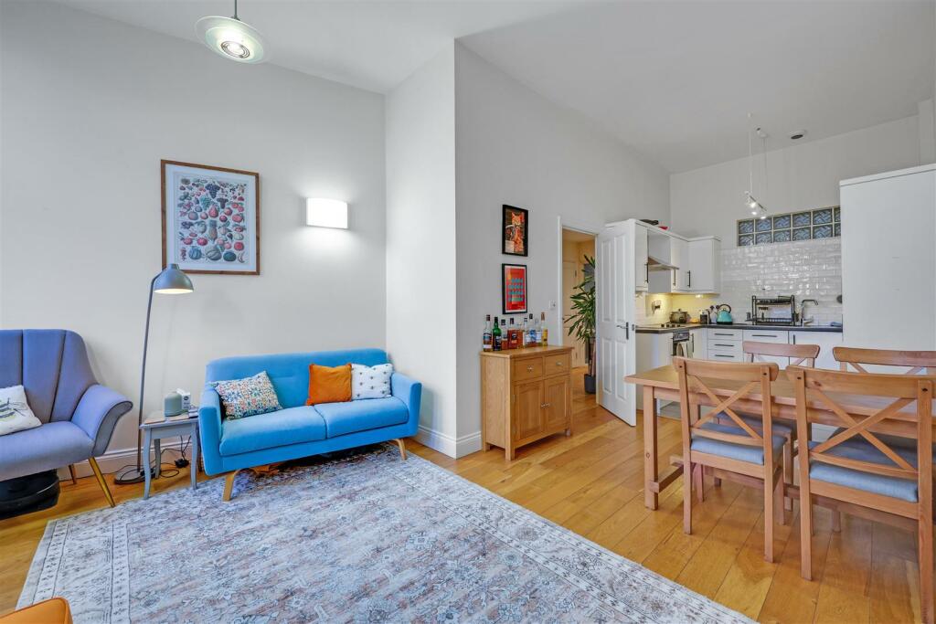 81300 VM NHH 16 SHORTCROFT MEAD COURT NW10 1BF_944