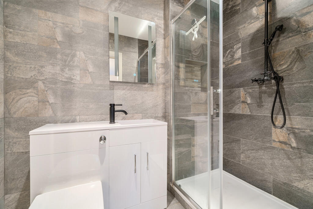 1388379-4-69403c8...