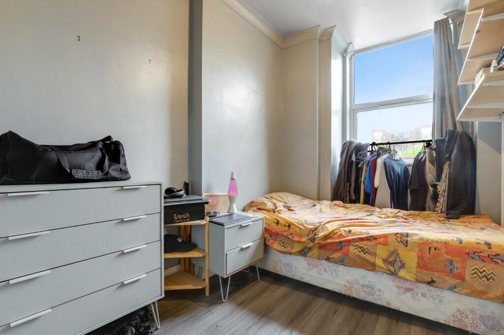 03-9c35JHPropWorld - FLat 2, 76 Lawrie Park Road -