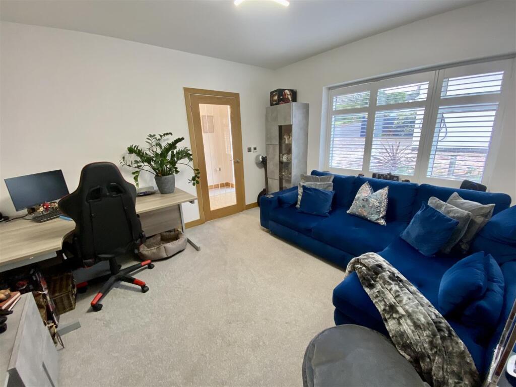 SITTING ROOM/SNUG