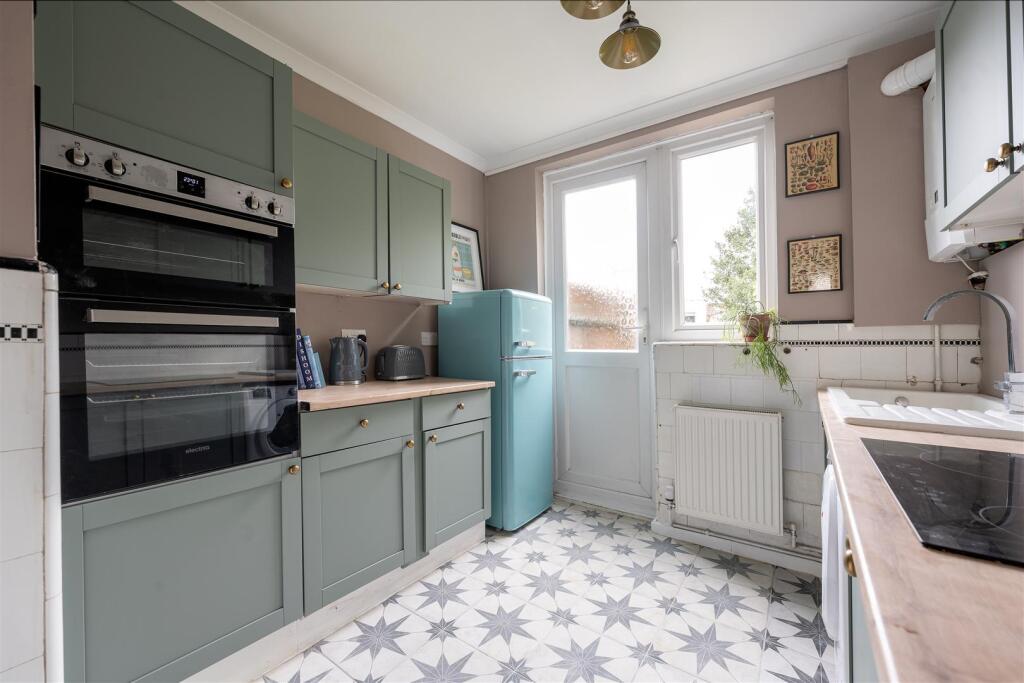 Onslow Gardens, E18