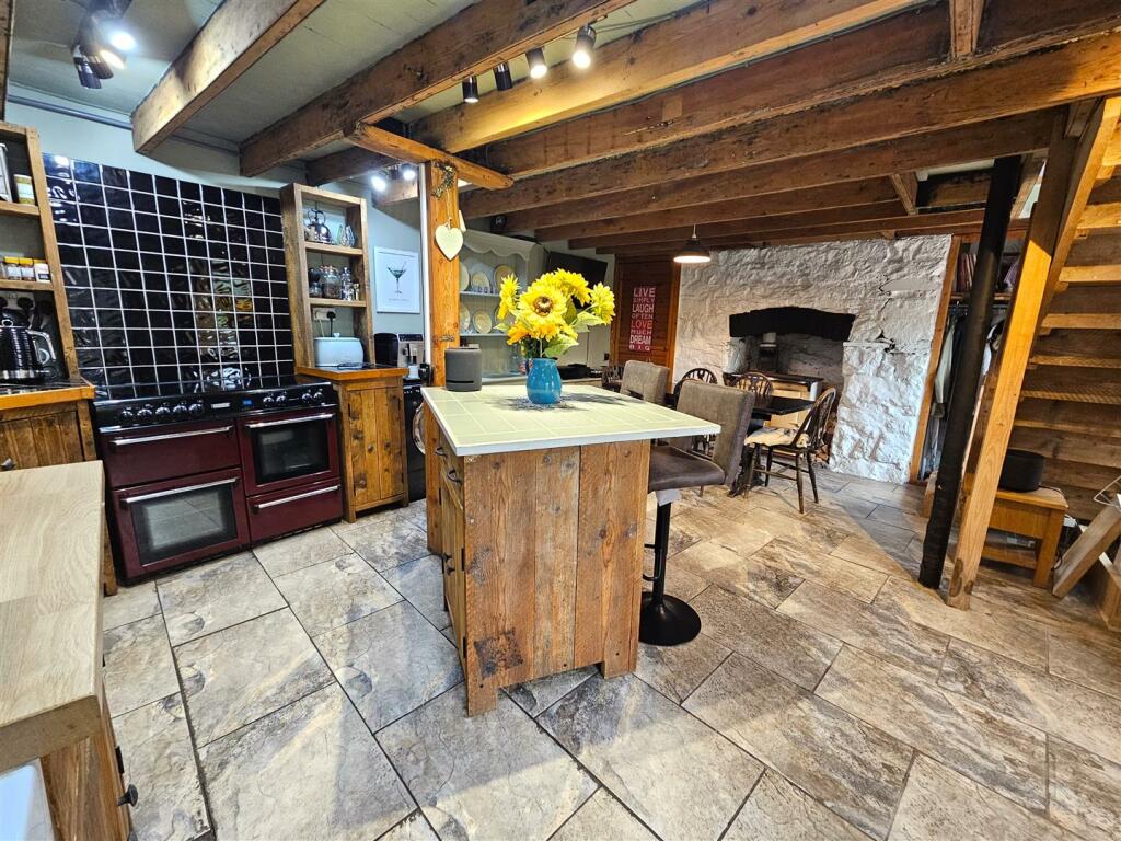Kitchen 1.jpg