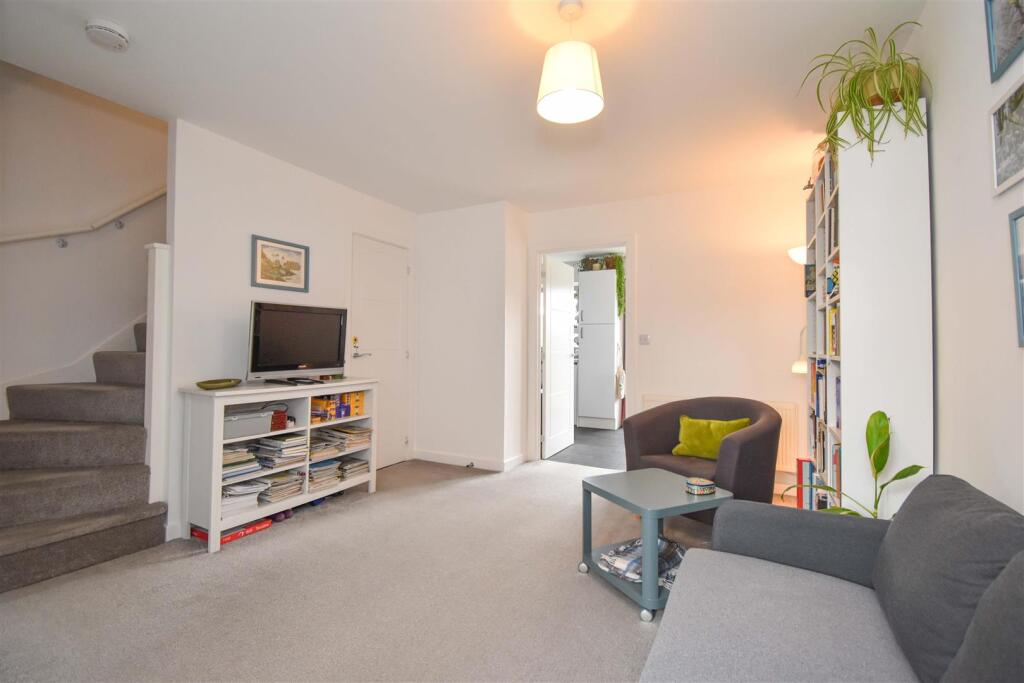 2 Albion Close Living Room c.jpg