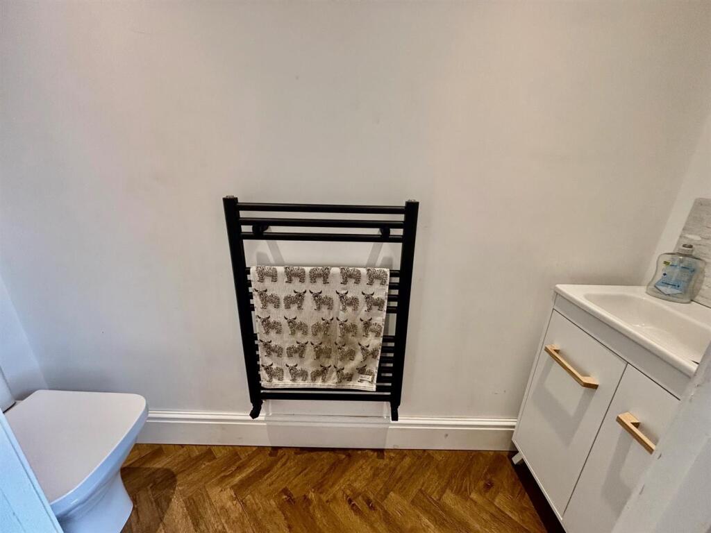 Guest Cloak Room/WC