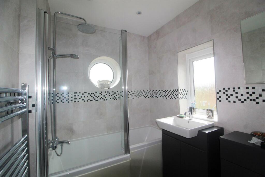 bathroom upstairs.jpg