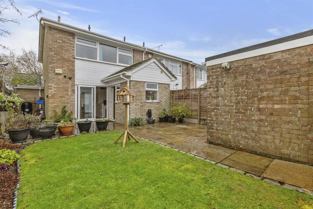 17 Heather Walk, HP15 7UH-12.jpg