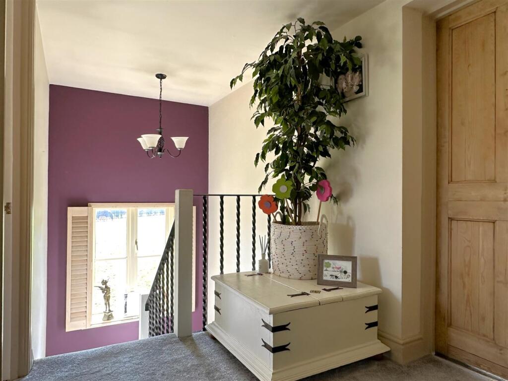 Bright &amp; Airy First Floor Landing 515