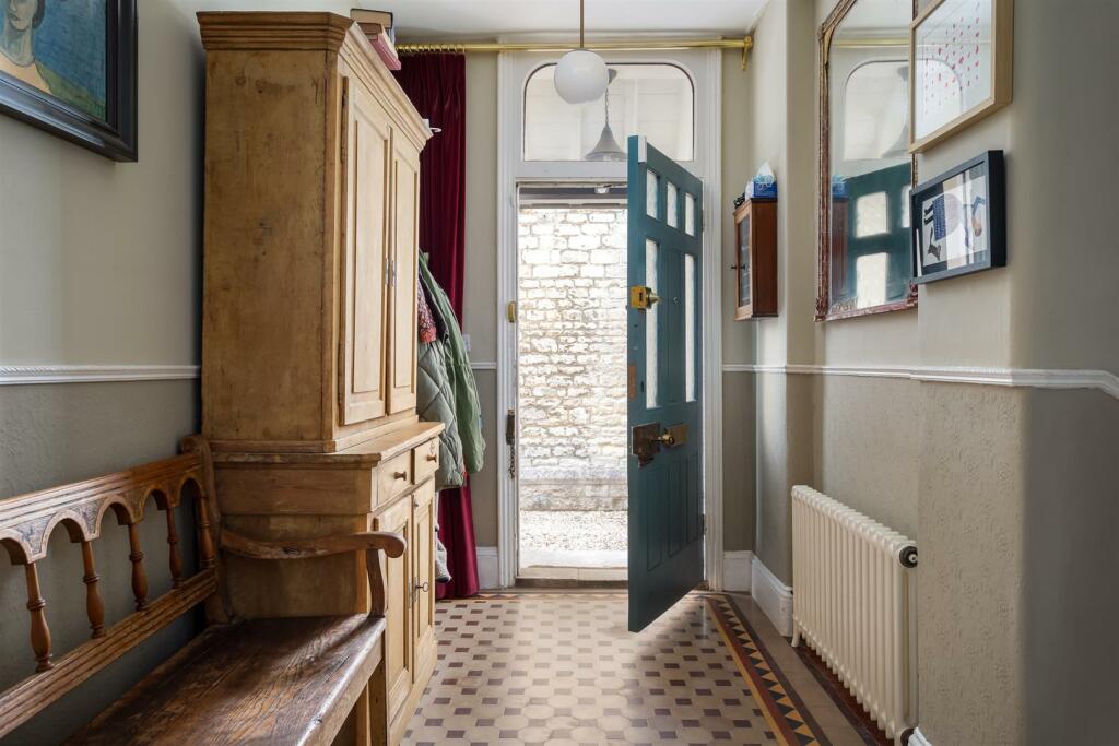 7 - 4 Victoria Road - GL7 1EN - Web.jpg