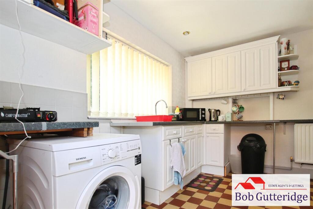 FITTED KITCHEN