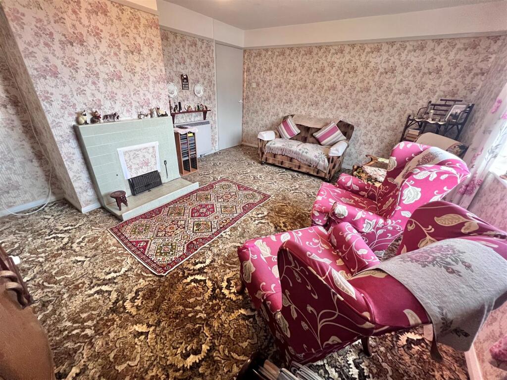 Lounge 1.jpg