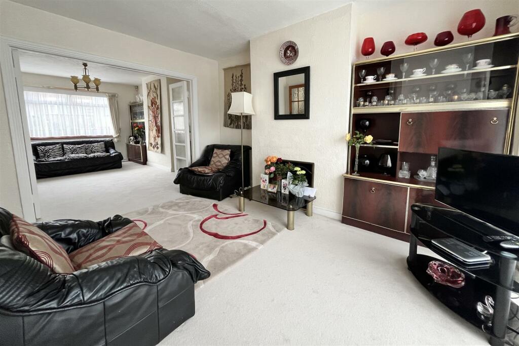 THROUGH LOUNGE: PIC. 2