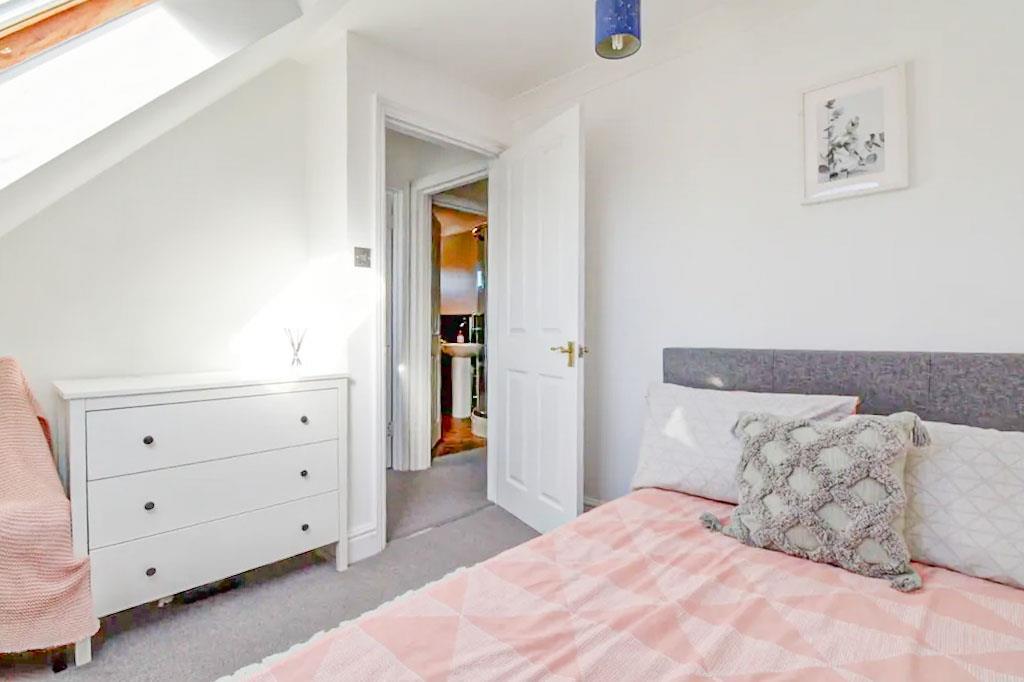 f47494bb39b42b472edf787b97019e250a64a3e3 BEDROOM.j