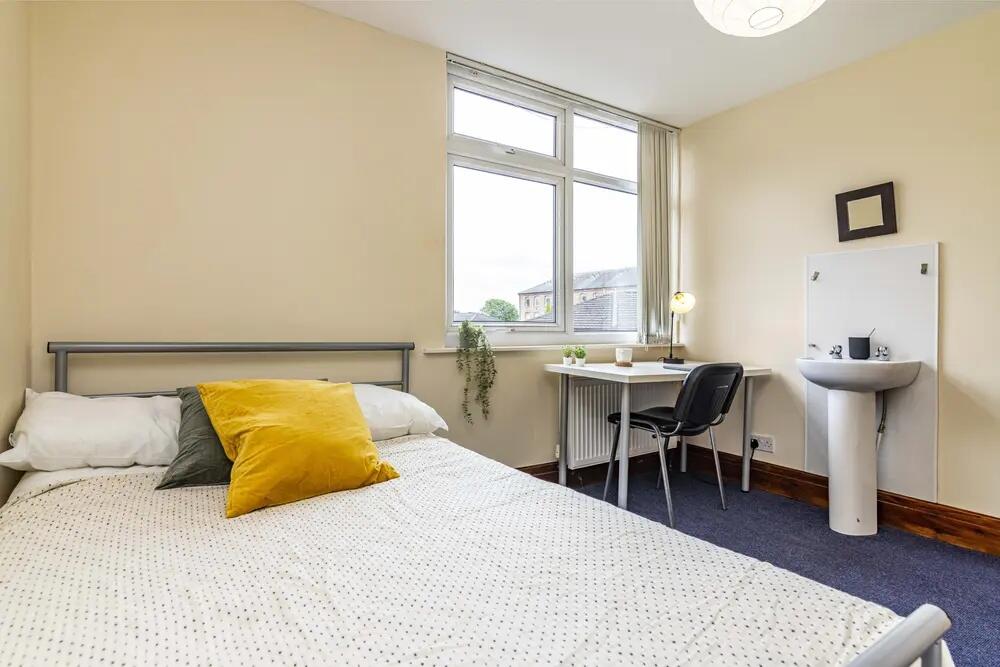 Bright and tidy single bedroom featuring a comf...