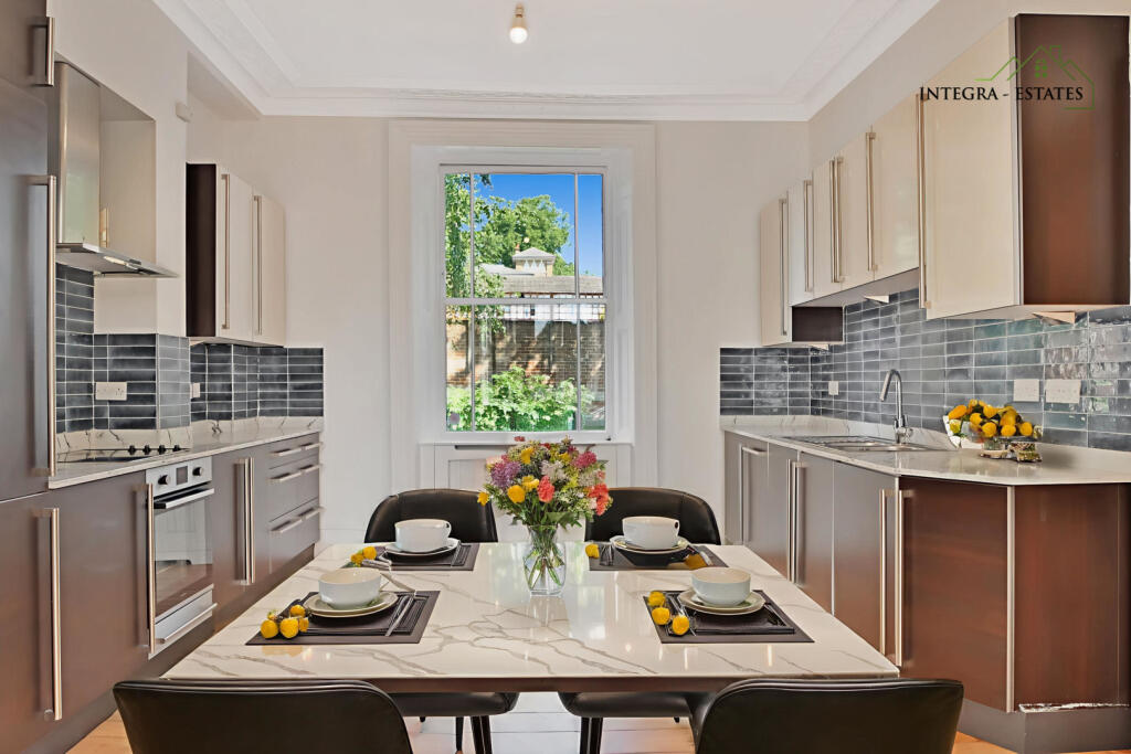 Staged Dining room-min