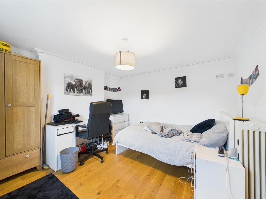 16 - Spacious Garden Flat for Auction, Kingswood.j