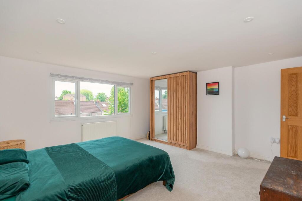 0C6REN - Bedroom J.jpg