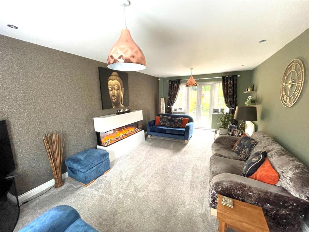 Lounge 1.jpg