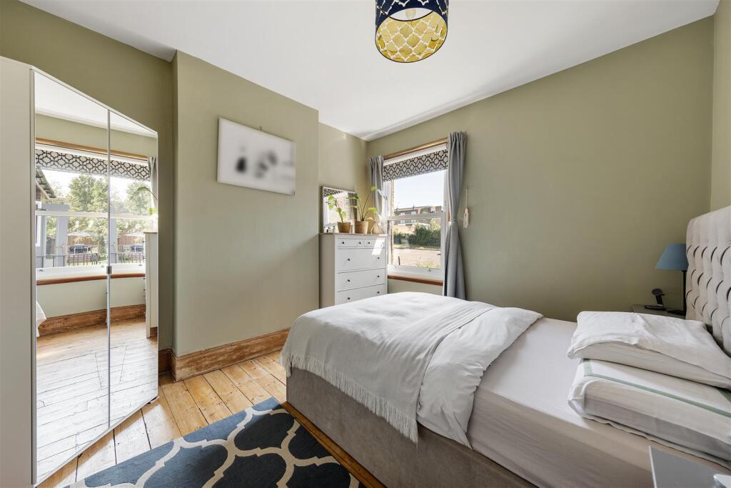 The Avenue E4