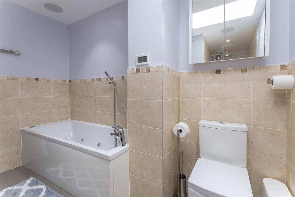 Family bathroom 1.2 SAPL8470-20250731-DxO_DeepPRIM