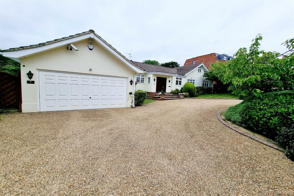 DOUBLE WIDTH GARAGE &amp; CARRIAGE DRIVE: