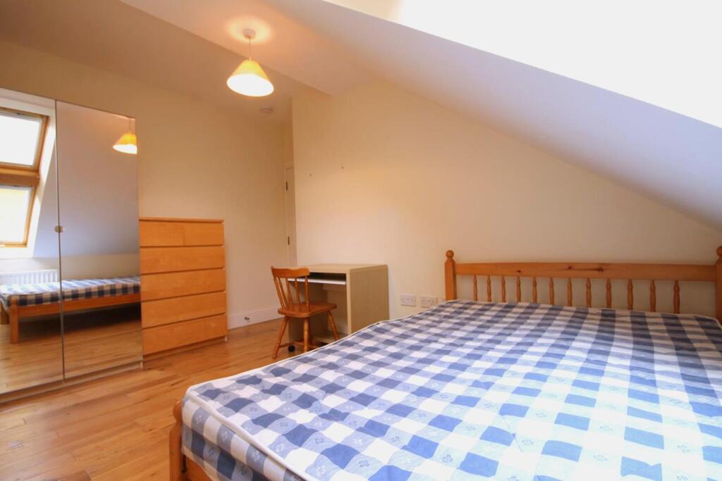 Bedroom 2.JPG