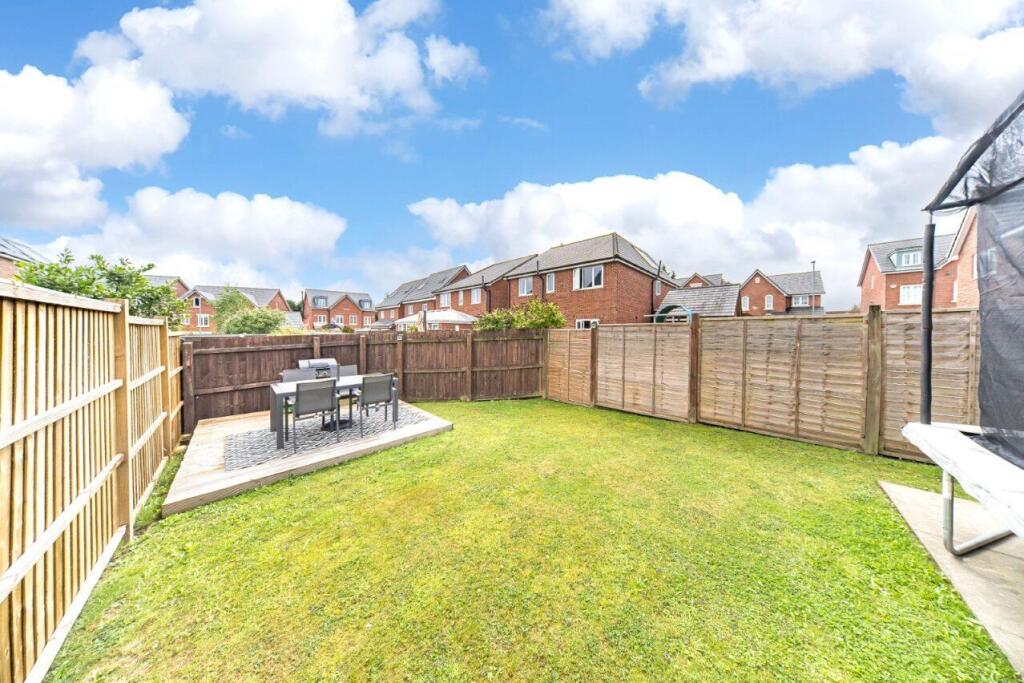 19 Sandfield Crescent garden 2.jpg