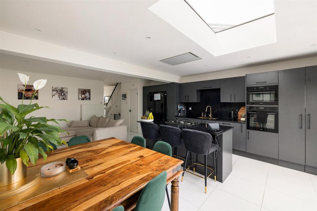 Brackley Square, IG8