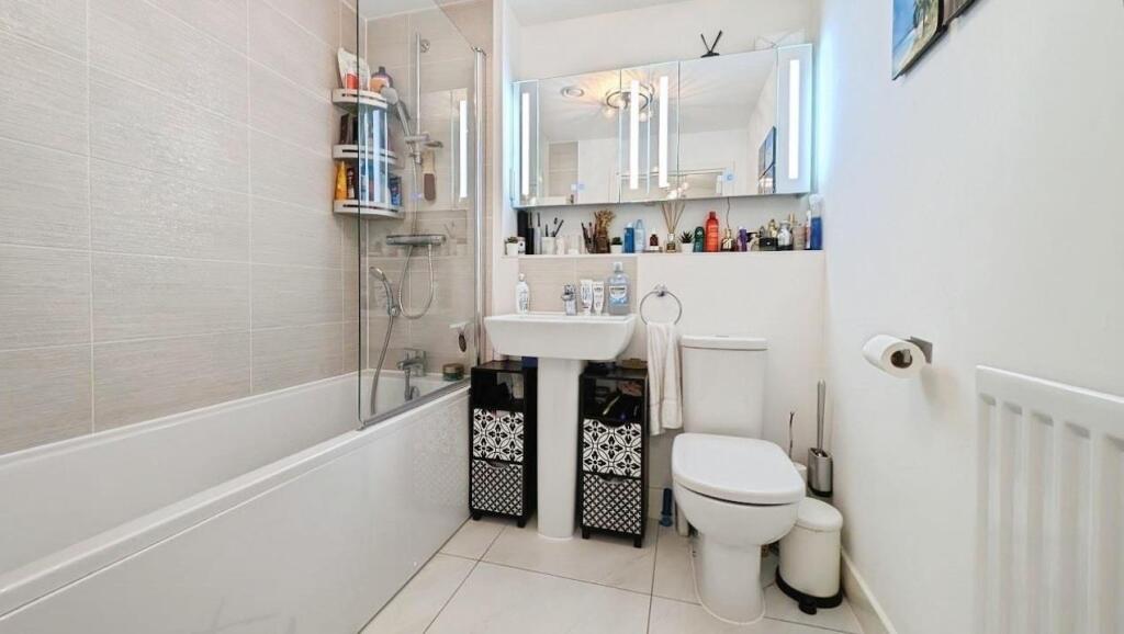 53 Oxleigh bathroom a.jpg