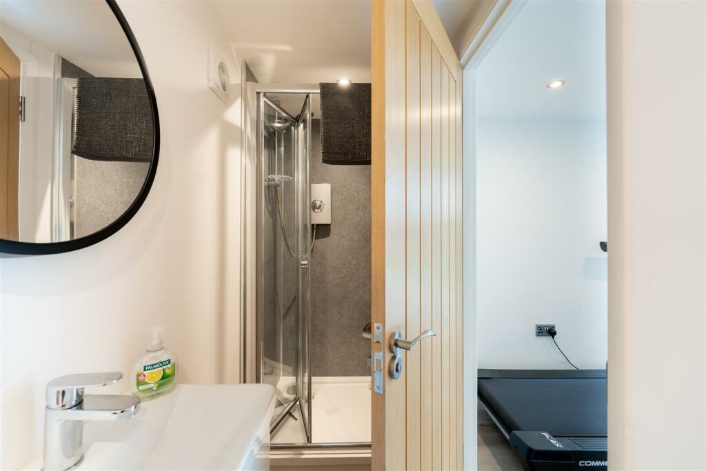 Shower Room - Cabin.jpg