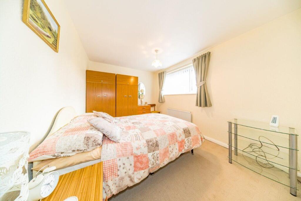 6 Green Road bedroom 2.jpg