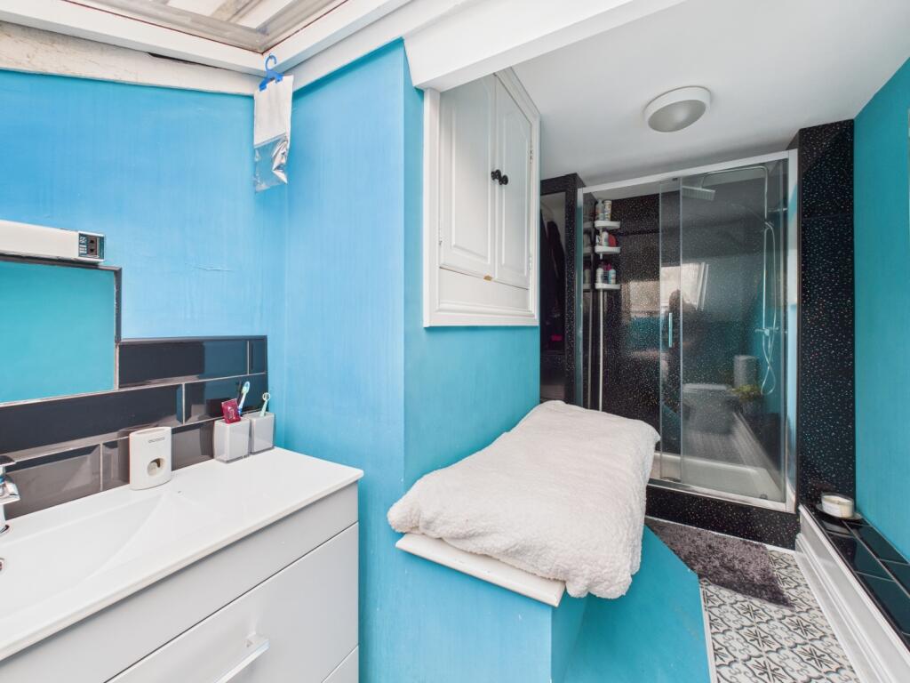 CAM03729G0-PR0019-STILL026