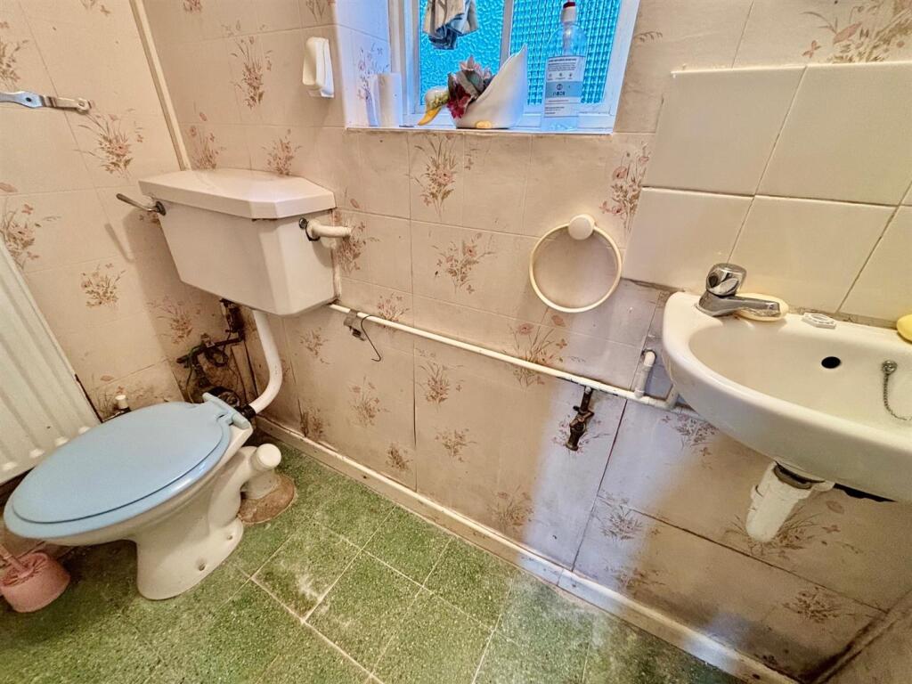 Guests Cloak Room/WC