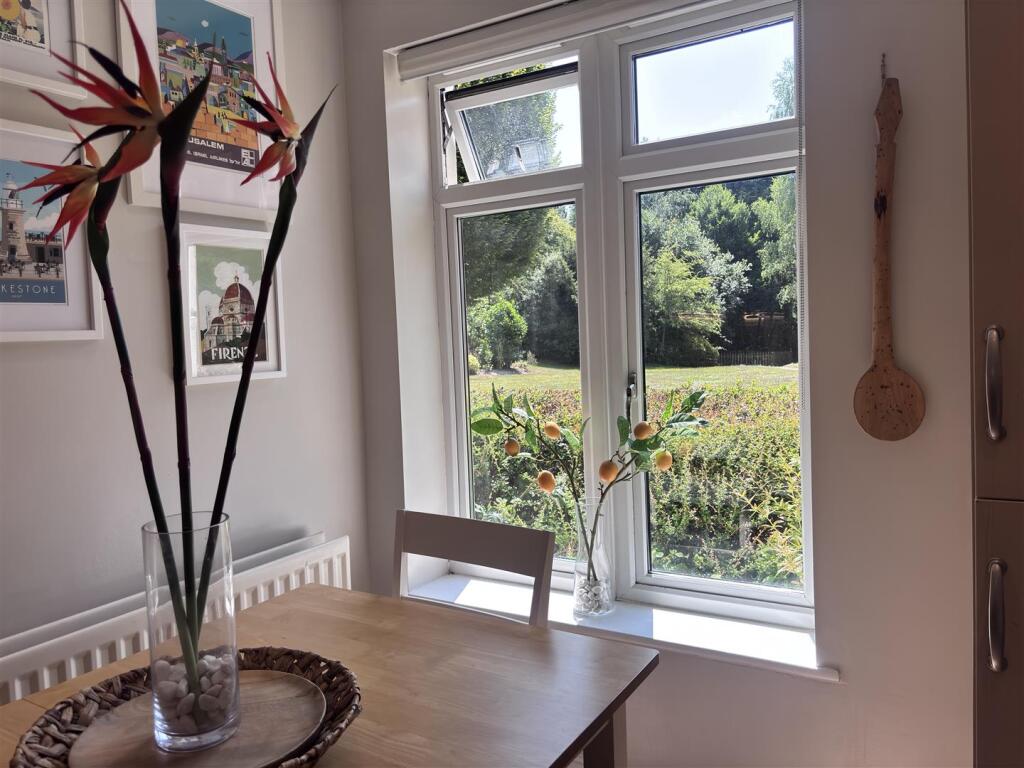 The Comptons dining.jpg