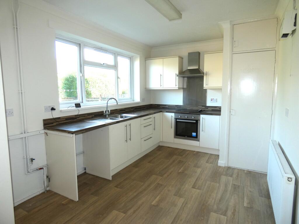 Pic 2 Kitchen (2).JPG