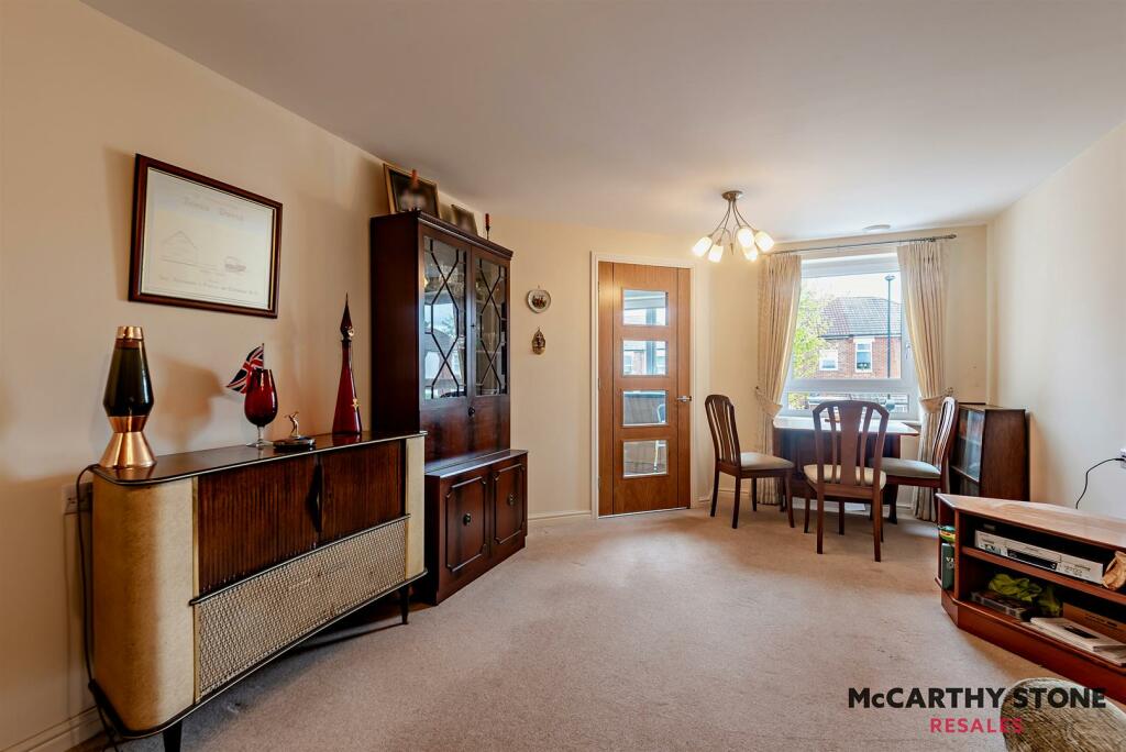 8596910-interior02-800.JPG