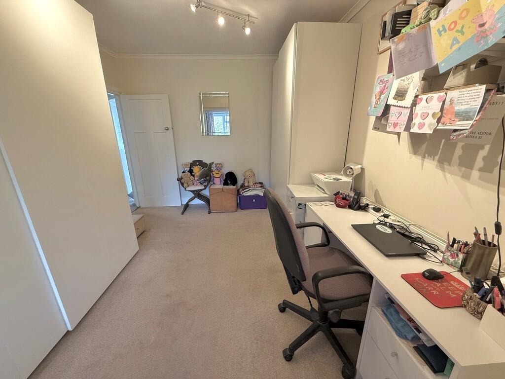 12 Knightscroft A...