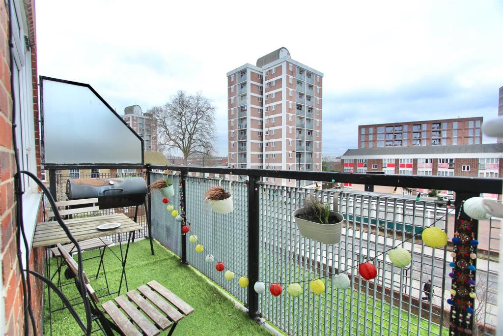 Morris Blitz Court, N16