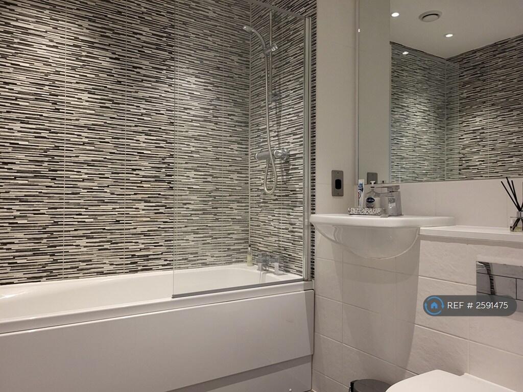 Main Bathroom 