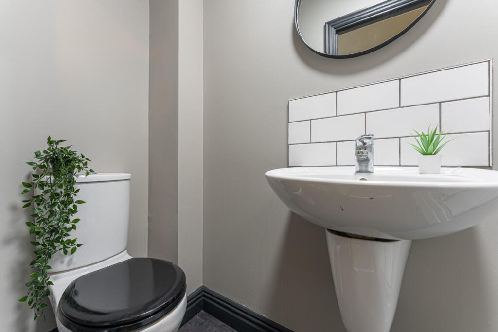 The Hosiery Factory Flat F Bathroom 1